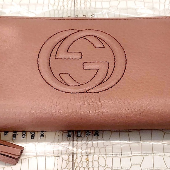 GUCCI Pink/Mauve Pebbled Leather SOHO Interlocking G Tassel Zip Around Wallet. - Picture 1 of 10